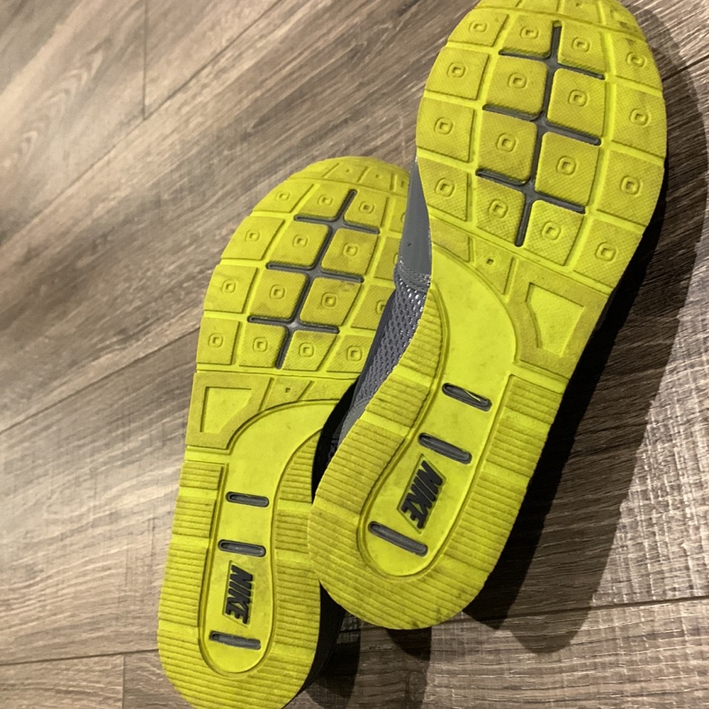 Nike woman sneaker size 7 - Picture 5 of 7